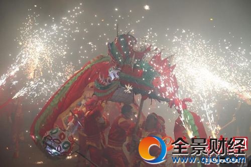 資料圖:貴州余慶“舞龍噓花”迎元宵。<a target='_blank' >中新社</a>記者 賀俊怡 攝 點擊進入下一頁