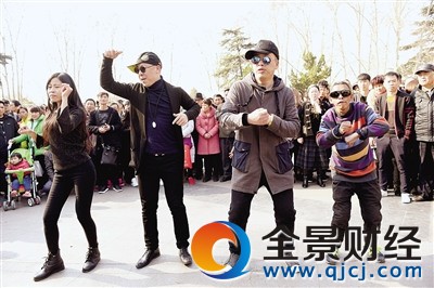 大家一起舞起來(lái)。