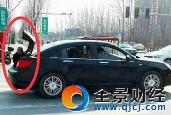 司機超載讓老母親坐車后備箱 母親:車開慢點沒事