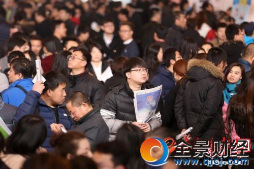 2月11日,北京國際會展中心舉行春季人才招聘會,求職者在招聘會尋找合適的就業崗位。<a target='_blank' >中新社</a>記者 韓海丹 攝 點擊進入下一頁