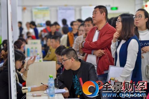 2月8日,2017年海南省新春首場特大型招聘會在海南省人力資源市場舉行,吸引了眾多求職者前來入場求職。<a target='_blank' >中新社</a>記者 駱云飛 攝 點擊進入下一頁