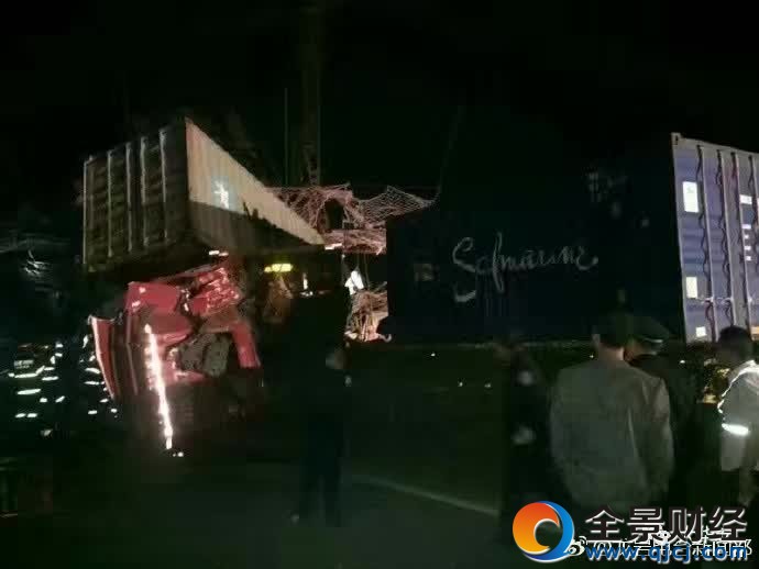 福建高架橋坍塌 現(xiàn)場5人墜落2輛車被砸【組圖】