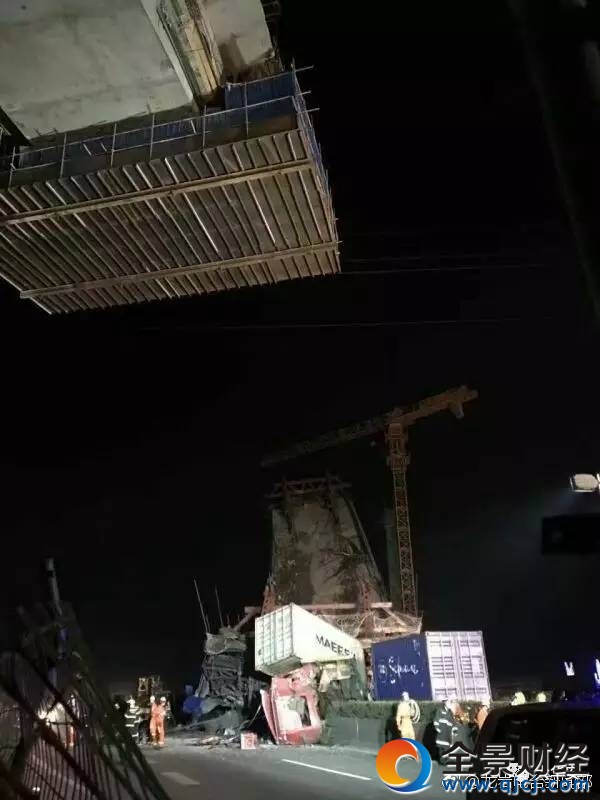 福建高架橋坍塌 現(xiàn)場(chǎng)5人墜落2輛車被砸【組圖】