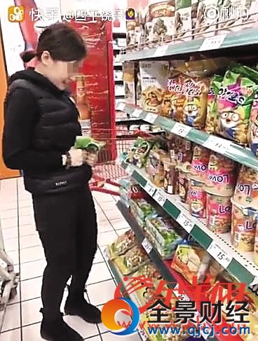 ▲該女子捏碎食品